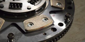 Dlaczego sprzęgło szarpie przy ruszaniu?