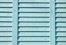 Jaka listwa między panelami a płytkami?