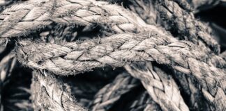 Z czego robi się liny okrętowe?