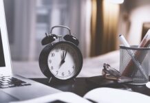 Kiedy włącza się alarm w samochodzie?