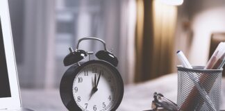 Kiedy włącza się alarm w samochodzie?