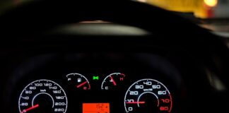 Jak zredukować prędkość w samochodzie?