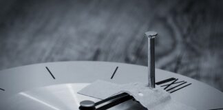 Czym przykleić listwę aluminiową do paneli?