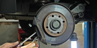 Jak wyregulować linkę hamulca ręcznego?