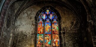 Jak wyczyścić przednią szybę w samochodzie? Jak wyczyścić przednią szybę w samochodzie?