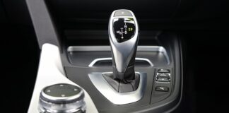 Na jakim biegu zostawia się auto?