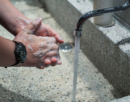 Ile nie myc auta po wymianie szyby?