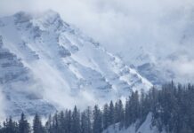 Czy auto przejdzie przegląd z odprysk na szybie?