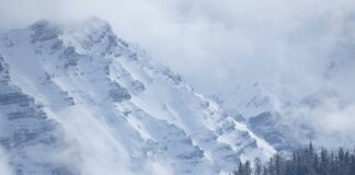 Czy auto przejdzie przegląd z odprysk na szybie?