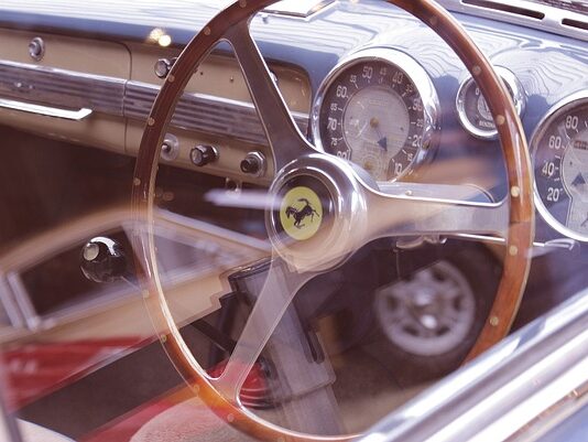 Jaką prędkość pokazuje prędkościomierz w samochodzie? Jaką prędkość pokazuje prędkościomierz w samochodzie?