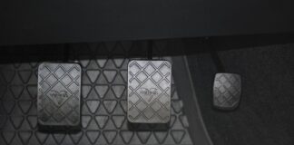 Jak podciągnąć hamulec ręczny w Clio 3?