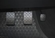 Czy zaciągać hamulec ręczny na postoju?