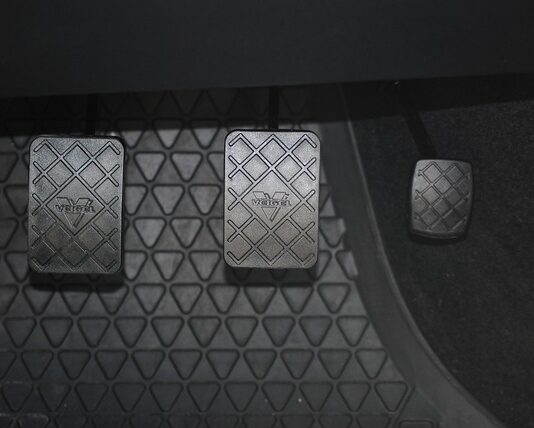 Czy zaciągać hamulec ręczny na postoju? Czy zaciągać hamulec ręczny na postoju?