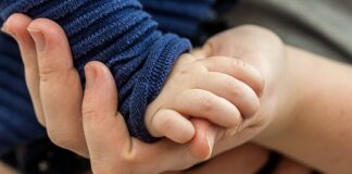 Jak połączyć panele z płytkami bez listwy? Jak połączyć panele z płytkami bez listwy?